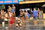 ladyboy dechainee pendant le Songkan