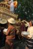 Les gens arosant les Bouddha, Songkran festival
