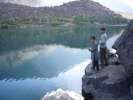 Enfants pechant au Katchura Lake