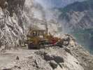Apres une impressionnante explosion, le bulldozer tente pendant 4h de deblayer la route