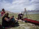 Femmes tissant un ruban servant pour les yourts ( 10 metres de long )