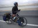 Fort vent de face obligeant Marta a pousser le velo a pleines mains