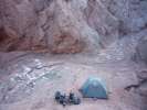 Camping dans un canyon vu de haut