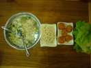 Hot pot, nouilles, champgnons, legumes et tofu a tremper dans un bouillon