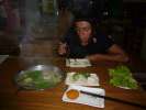 Hot pot, nouilles, champgnons, legumes et tofu a tremper dans un bouillon