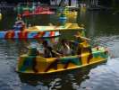 Pedalo en forme de bateau navy avec sa batterie de missiles et sa DCA