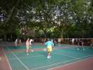 match de badminton dans le parc 