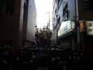 Passage des chars dans les rues etroites de certains quartiers