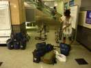 Demontage des roues pour embarquer dans le train Osaka Tokyo