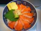 Bol de riz avec sashimi de saumon, oeuf sucre, gingembre, wazabi
