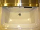Lavabo hygienique avec a gauche diffuseur de savon, au centre de l eau et a droite seche main
