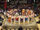 Le dōhyō-iri c&eacute;r&eacute;monie de pr&eacute;sentation de tous des lutteurs combattant, par&eacute;s du kesho mawashi ( tabliers richement d&eacute;cor&eacute;s )