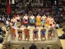 Le dōhyō-iri c&eacute;r&eacute;monie de pr&eacute;sentation de tous des lutteurs combattant, par&eacute;s du kesho mawashi ( tabliers richement d&eacute;cor&eacute;s )
