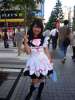 Fille distribuant des tractes dans la rue d Akihabara