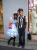 Jeunes distribuant des tractes dans la rue d Akihabara