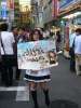 Fille distribuant des tractes dans la rue d Akihabara