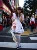 Fille distribuant des tractes dans la rue d Akihabara
