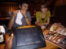 Retrouvaille avec notre ami Shingo, tous en commandant un diner sur une carte de menu des plus hi tech a Tokyo