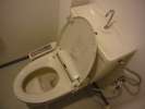  les toilettes hi tech avec robinet d eau sur le reservoir et sa telecommande a doite 