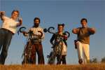 Luciano 8 ans a velo , Gerry et Marta , Daisuke 11 ans a velo