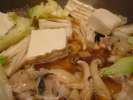 Nabe . . .  Tofu, Shimedji ( champignion brun ), hakusai ( Choux ) Enoki ( champignions blanc )