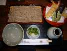 Soba ( nouilles avec de la farine complete ) et de crevette frite ( tempura )