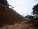 Pelle mecanique nous jettant au passage deux trois cailloux .  .  .  . meme pas mal 