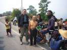 Rencontre de locaux et d un italien a motos sur la route de Huay xai