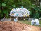 Teste d une poutre en bambou ( 2,5 tonne de terre )