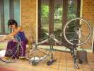 Marta passe son ennui en demontant son velo 