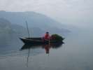 Pecheur d algues sur le lac de Pokhara