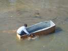 Petit tout en cerceuille sur l eau